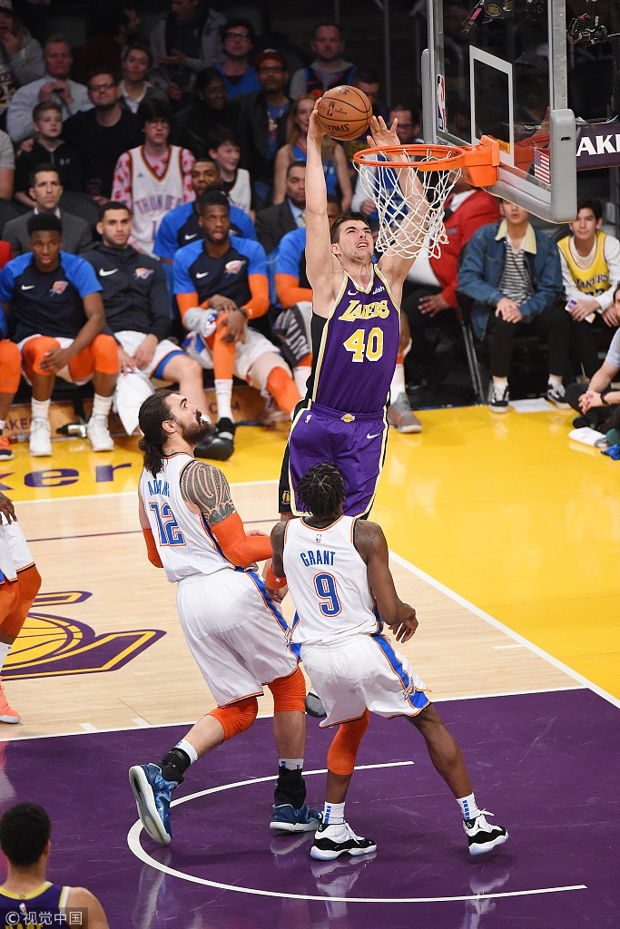 三分鐘內瘋狂得分13次 庫裏獨占鰲頭 利拉德緊隨其後 哈登科比也在榜上拼勁頭.